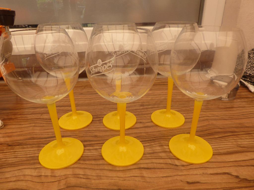 6 x verre Schweppes pied jaune en verre, Enlèvement, Comme neuf, Verre à soda