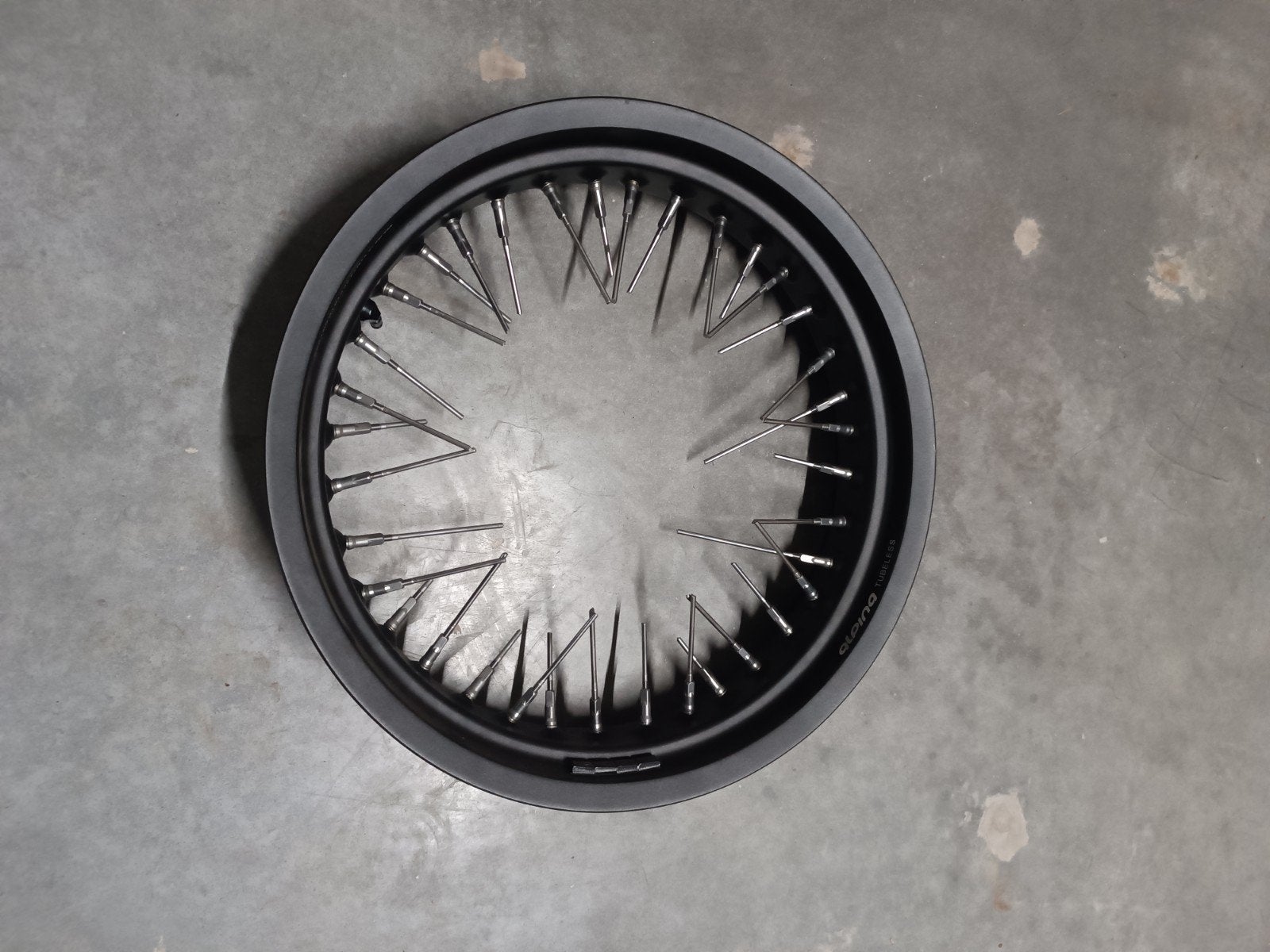 16,5 inch velg voorwiel splinternieuw Alpina tubeless, Motos, Enlèvement