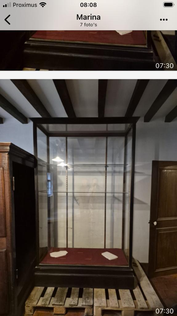 antiek vitrinekast museum militaria, Ophalen