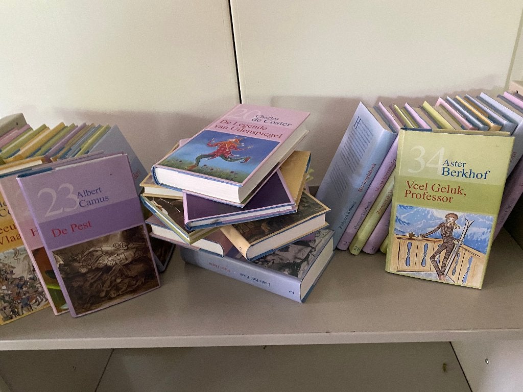 35 topboeken van bekende schrijvers:Reeks bibliotheek HLN, Boeken, Ophalen, Zo goed als nieuw, Reeks bekende schrijvers, België
