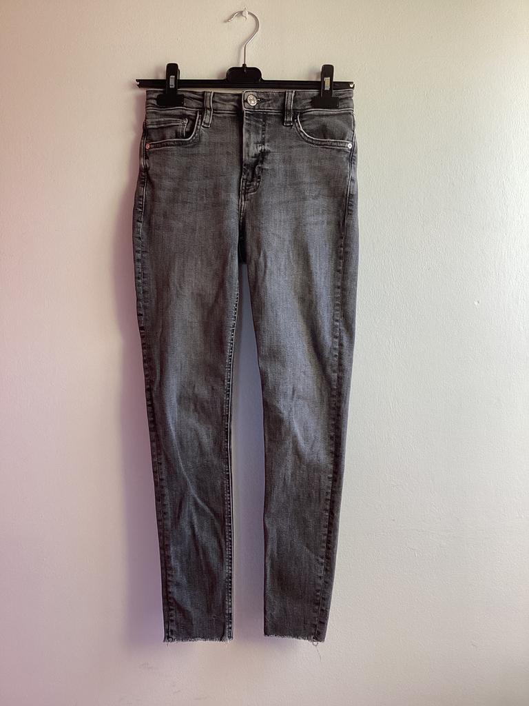 Grijze skinny Mango xs, Vêtements | Femmes, Jeans, Enlèvement ou Envoi, Comme neuf, Gris, W27 (confection 34) ou plus petit
