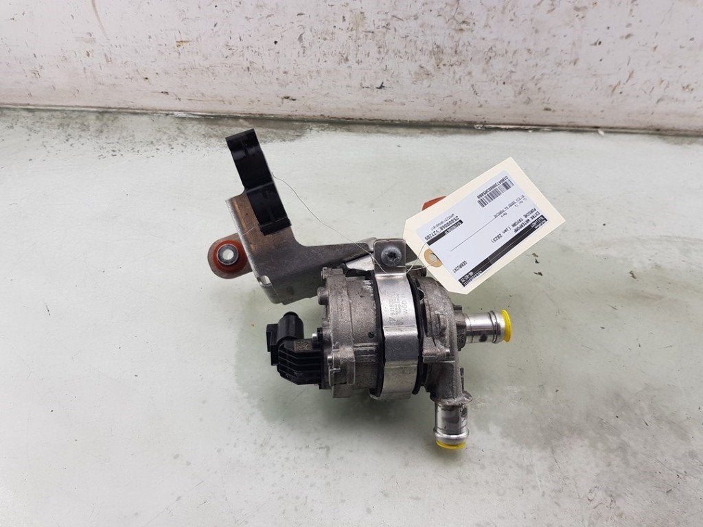 EXTRA EAU POMPE Porsche Taycan (Y1A) (01-2019/12-2023), Porsche Deutschland GmbH, Porscheplatz 1
70435  Stuttgart, DE, Porsche
