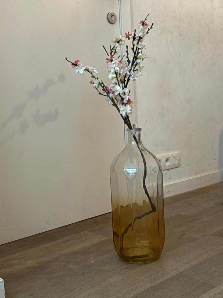 Grote glazen decoratievaas met kunstbloemen, Ophalen, Zo goed als nieuw
