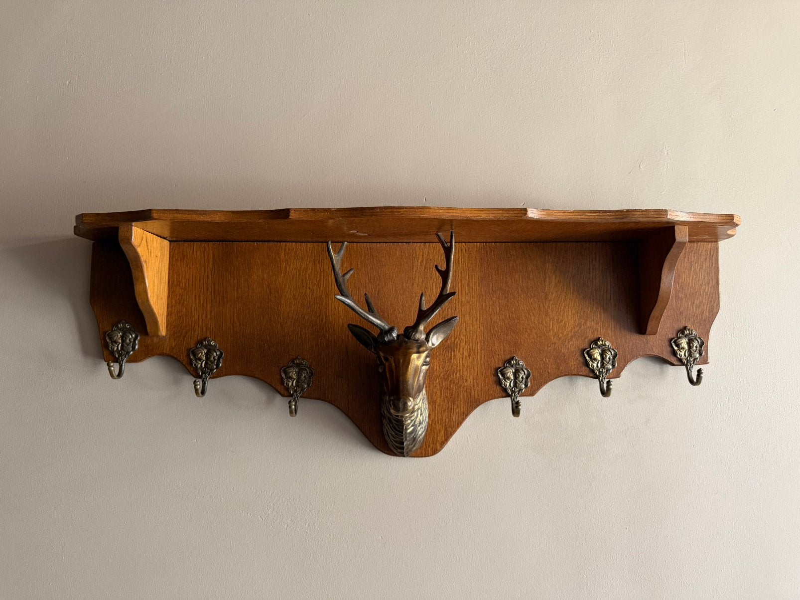 Te koop: Vintage houten wandkapstok met hertenkop, Enlèvement, Comme neuf, Bois, Portemanteau mural