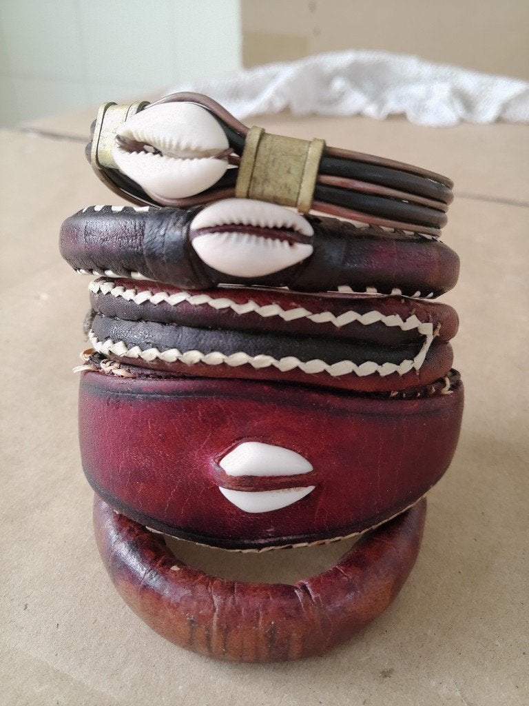 Ensemble de bracelets en cuir africain art populaire Africa, Enlèvement ou Envoi