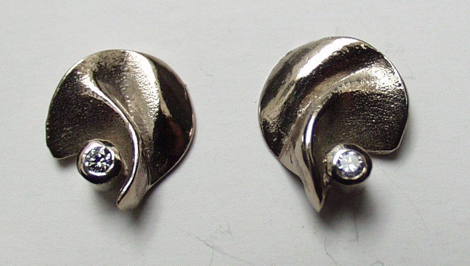 Une paire de petites boucles d'oreilles discrètes., Enlèvement ou Envoi, Or, Boucles d'oreilles, Avec pierre précieuse