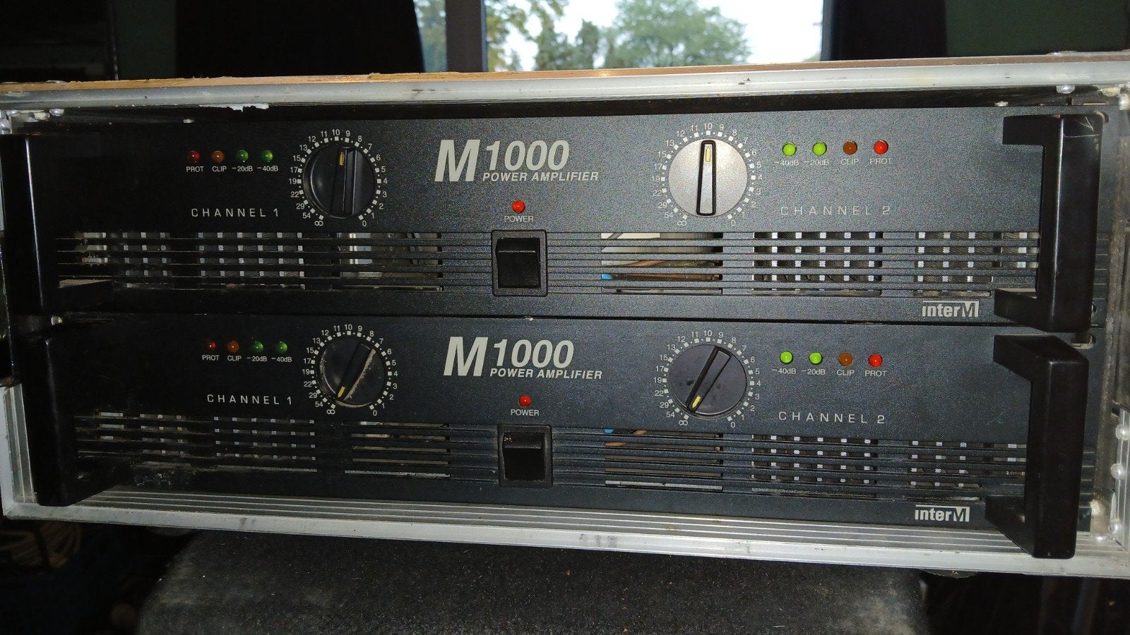 2 x inter m m1000 versterkers in road ready flightcase, Muziek en Instrumenten, Ophalen, Gebruikt, 500 tot 1000 watt, P.A.