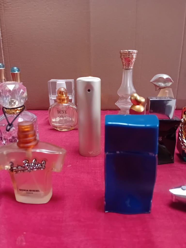 Flacons de parfum vides, Enlèvement