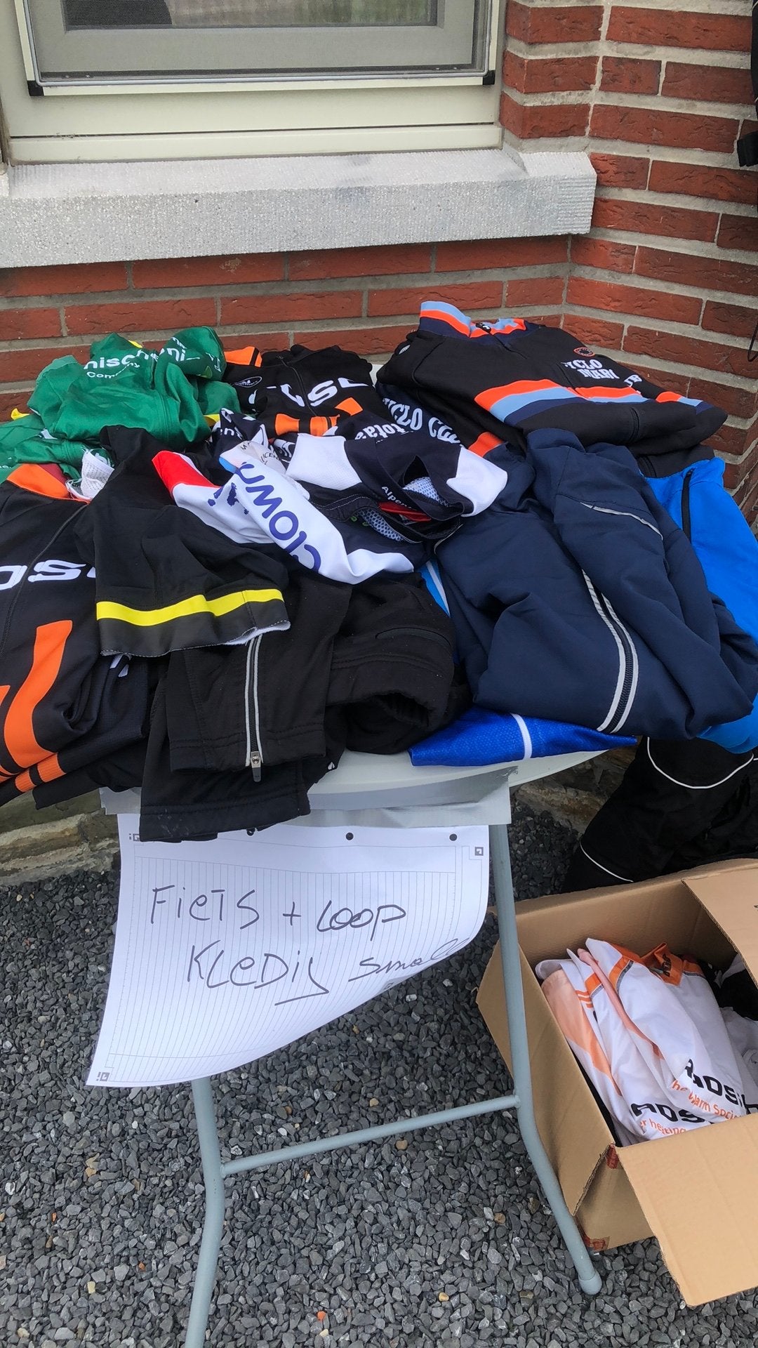 Zeer veel mooie fiets kledij small, Fietsen en Brommers, Ophalen, Zo goed als nieuw