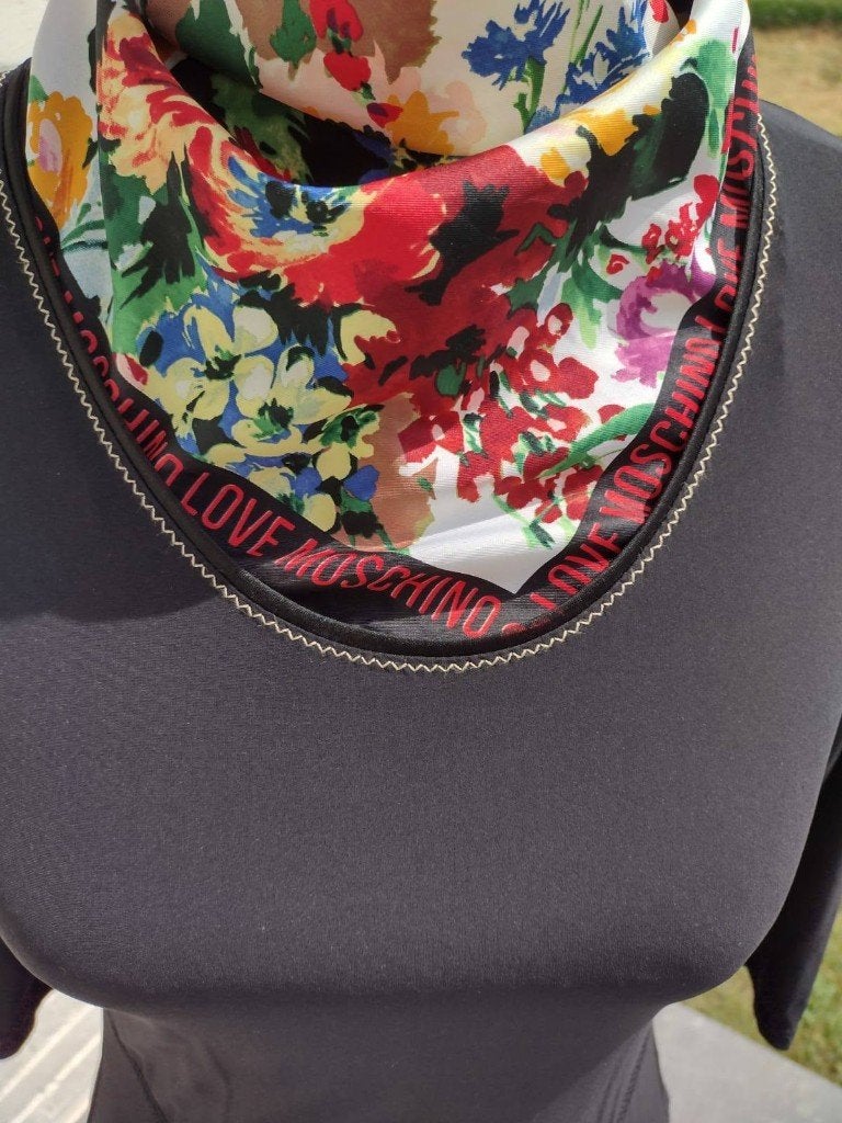 Love Moschino Floral Print Silk Foulard, Kleding | Dames, Mutsen, Sjaals en Handschoenen, Moschino, Verzenden, Zo goed als nieuw