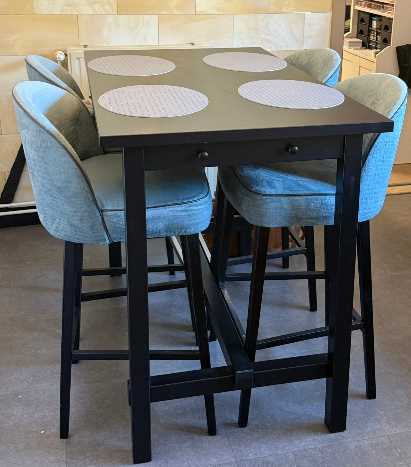 Set: Hoge tafel met 4 krukken, Huis en Inrichting, Ophalen, Gebruikt, Inclusief barstoelen