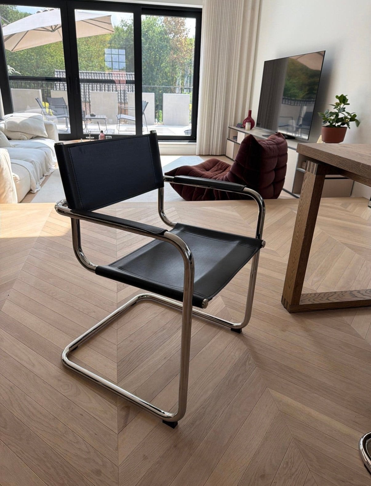 Zwarte lederen stoel met stalen frame, Huis en Inrichting, Stoelen, Ophalen, Zo goed als nieuw, Zwart