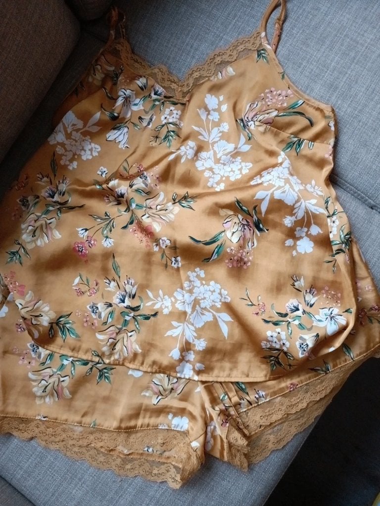 Ensemble pyjama satiné moutarde fleuri Primark – XS, Vêtements | Femmes, Pyjamas, Enlèvement ou Envoi, Comme neuf, Taille 34 (XS) ou plus petite