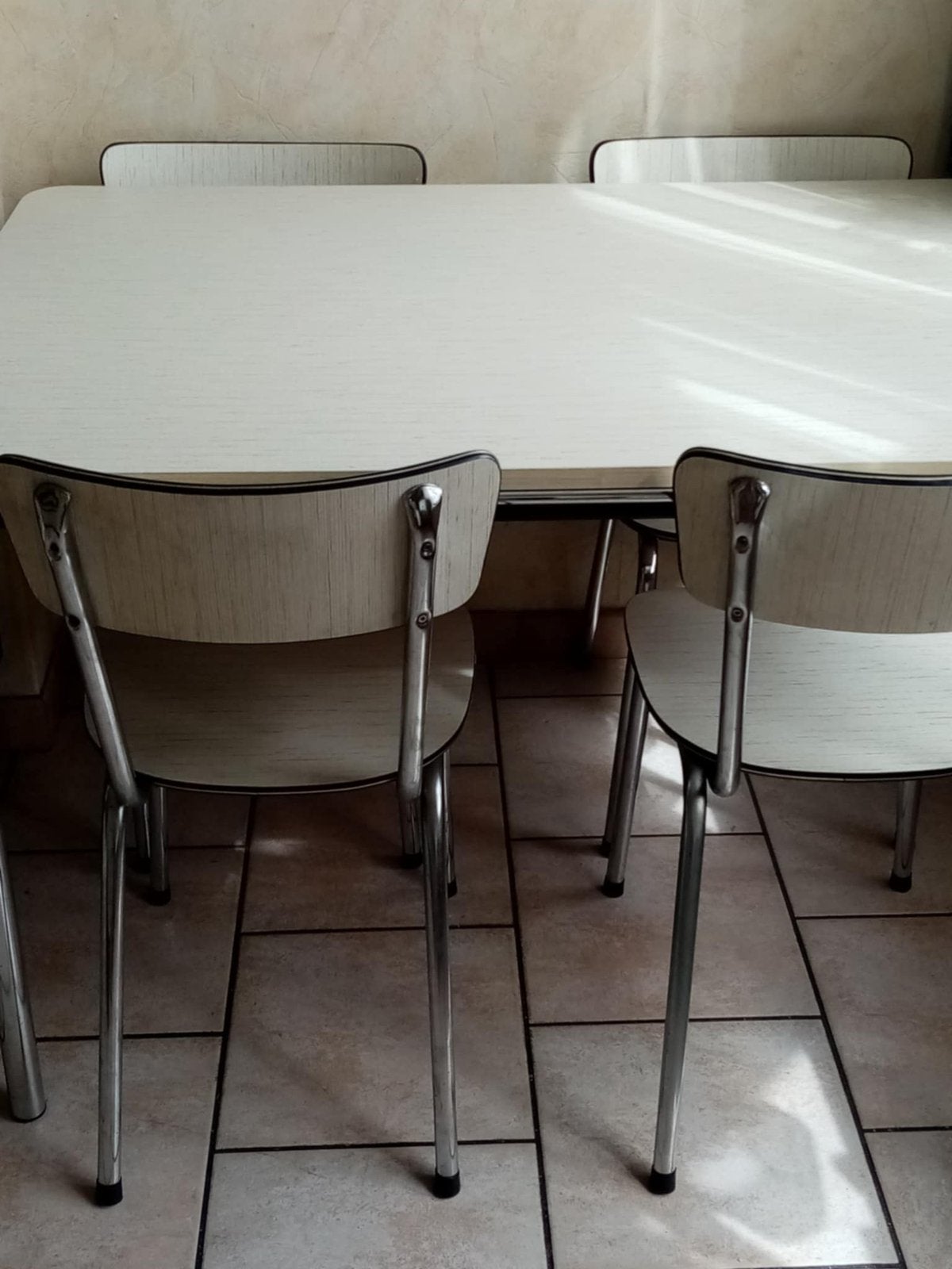 Table et quatres chaises, Enlèvement, Utilisé, Rectangulaire, Synthétique