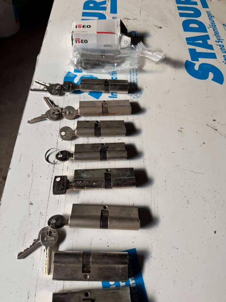 Bonjour vend serurre ,poinges porte fenetre 25€, Bricolage & Construction, Serrurerie de bâtiment & Dispositif de fermeture, Enlèvement ou Envoi