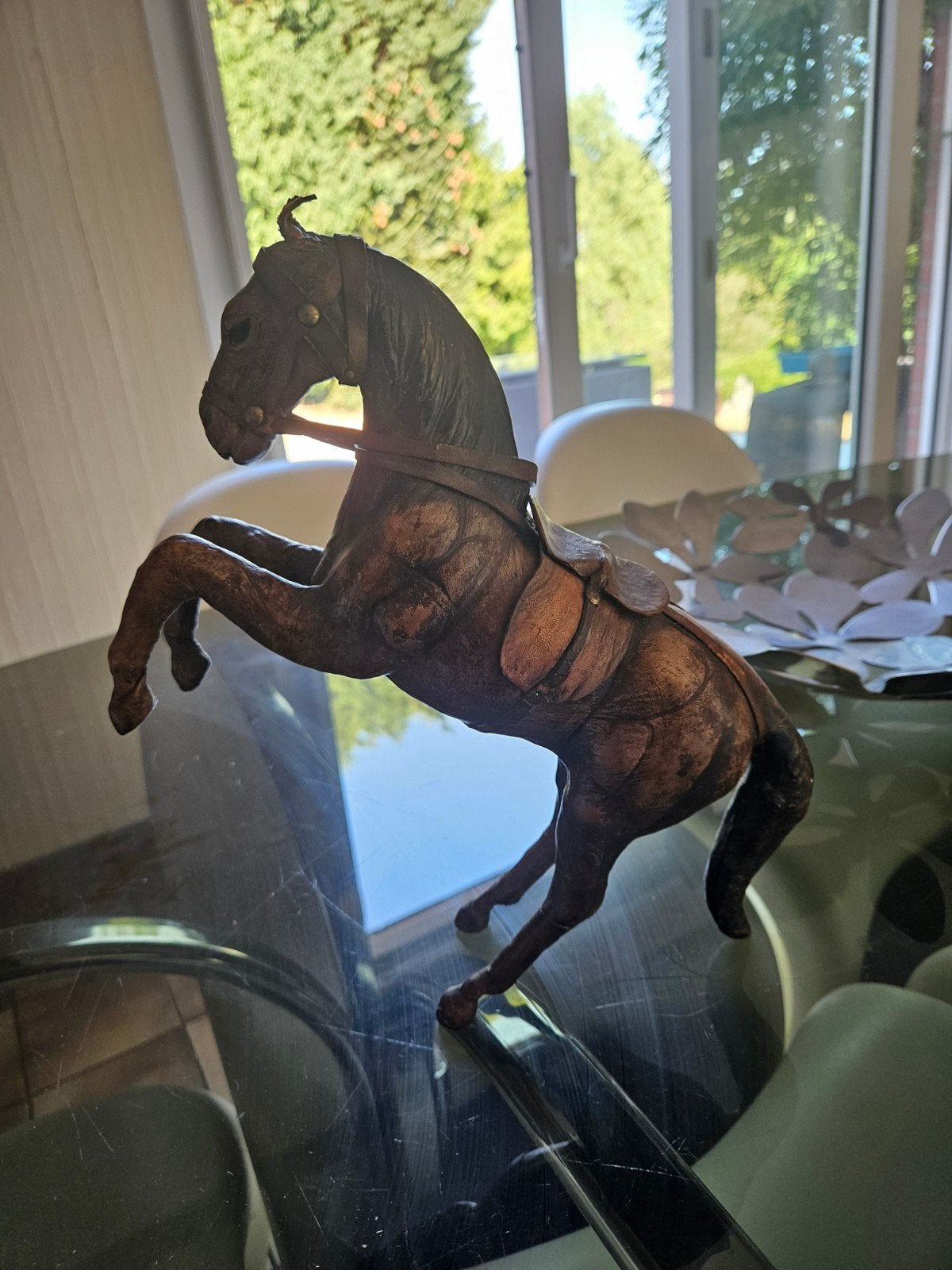 Statue cheval en cuir