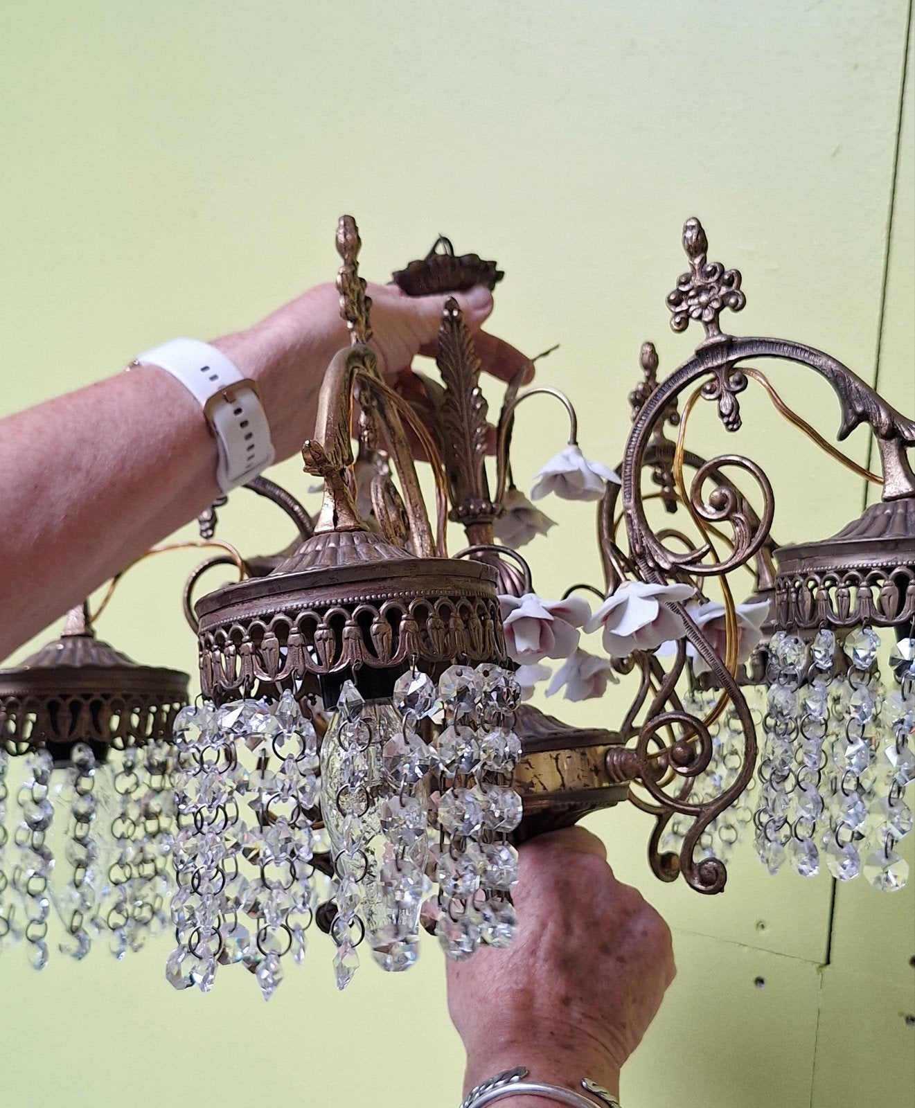 Mooie kroonluchter met kristallen armatuur en porseleinen ro, Ophalen, Gebruikt, Glas, E14 (klein)