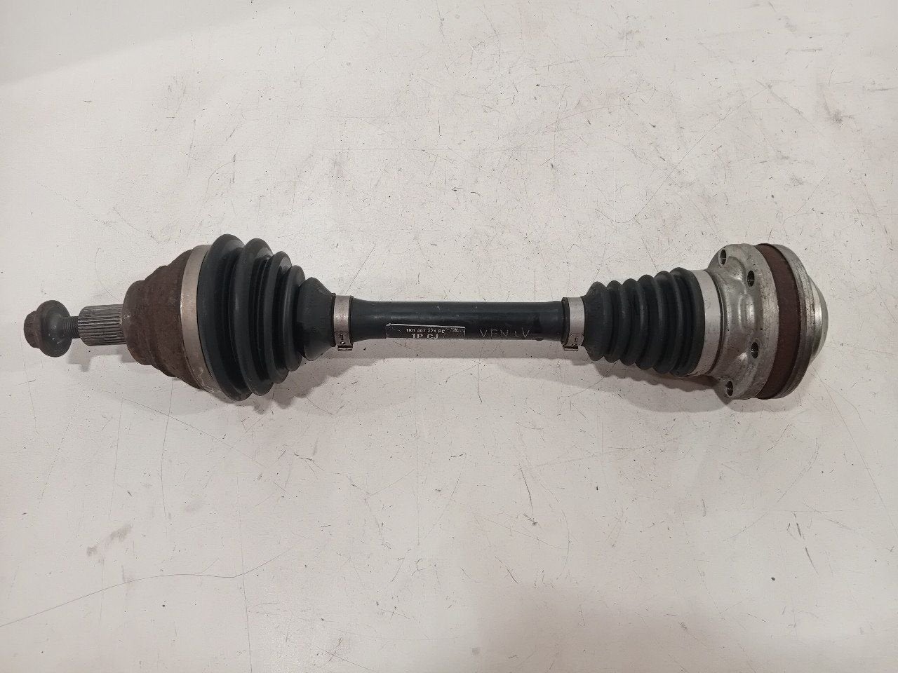 Aandrijfas links voor Volkswagen Jetta, Onderdelen@venauto.nl, Van der Ven Autorecycling B.V., Ettenseweg 76, 4706 PB Roosendaal, The Netherlands