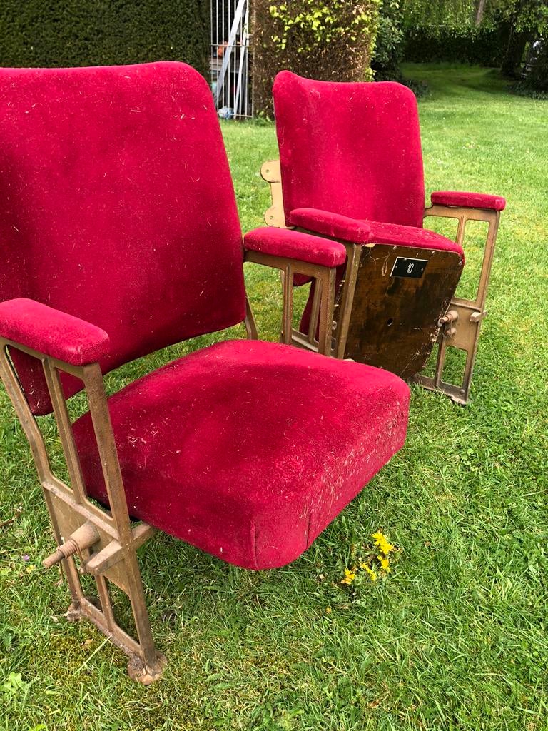 Vroegere theaterstoelen uit De Vooruit, Ophalen