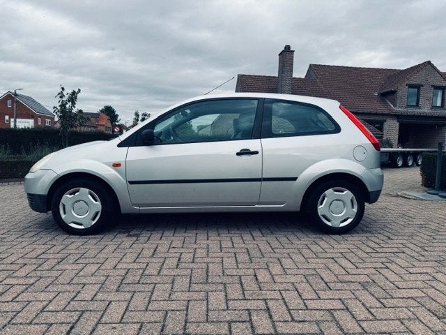 Ford Fiesta 1.25 Benzine * Garantie *, Auto's, Stof, 1242 cc, 4 cilinders, Grijs
