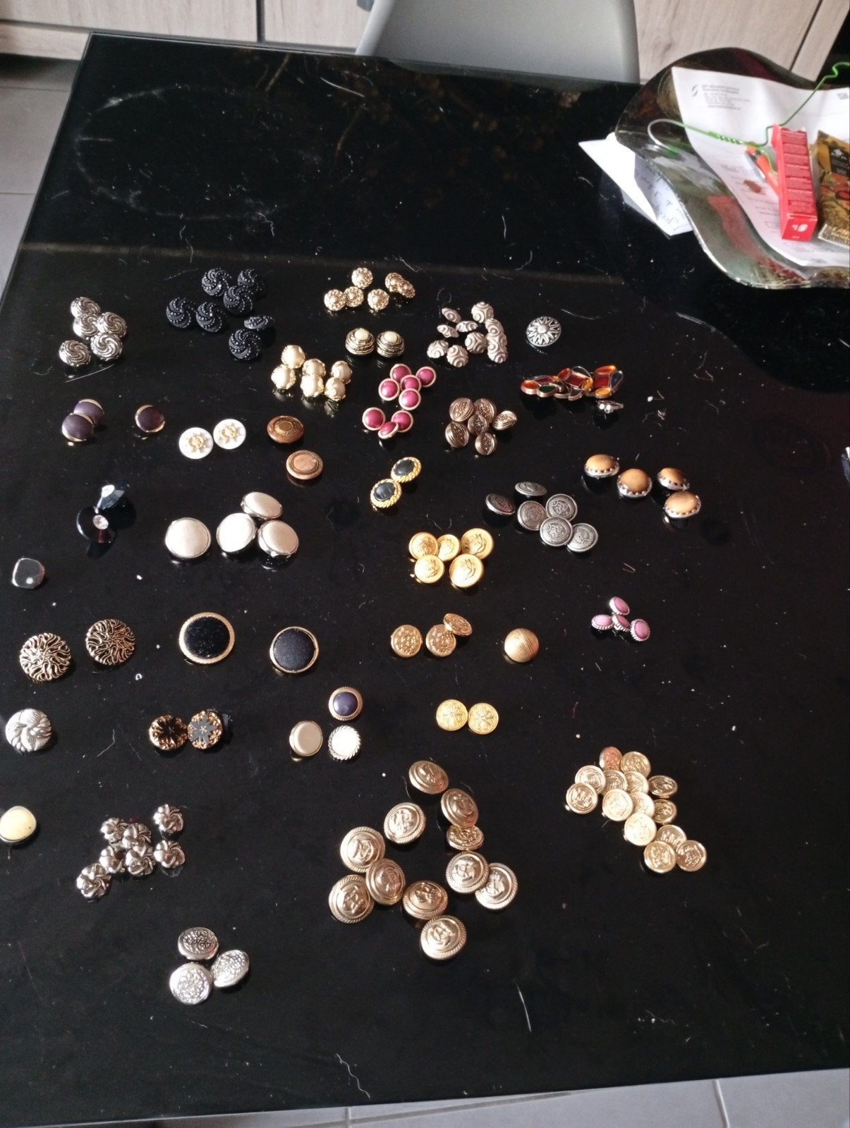 Lot de 105 boutons spéciaux, Hobby & Loisirs créatifs