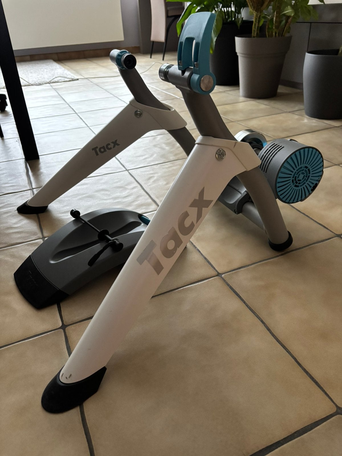 Entraîneur de vélo Tacx Flow Smart T2240, Neuf, Jambes, Enlèvement, Vélo d'appartement