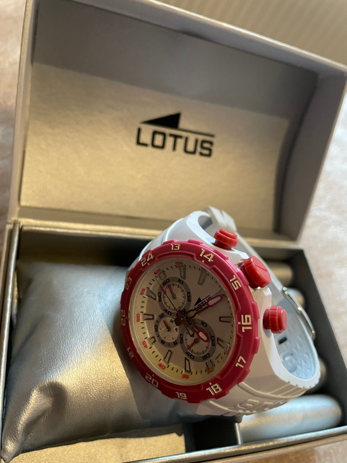 Montre lotus femmes jamais utilisée, Bijoux, Sacs & Beauté, Enlèvement ou Envoi, Comme neuf