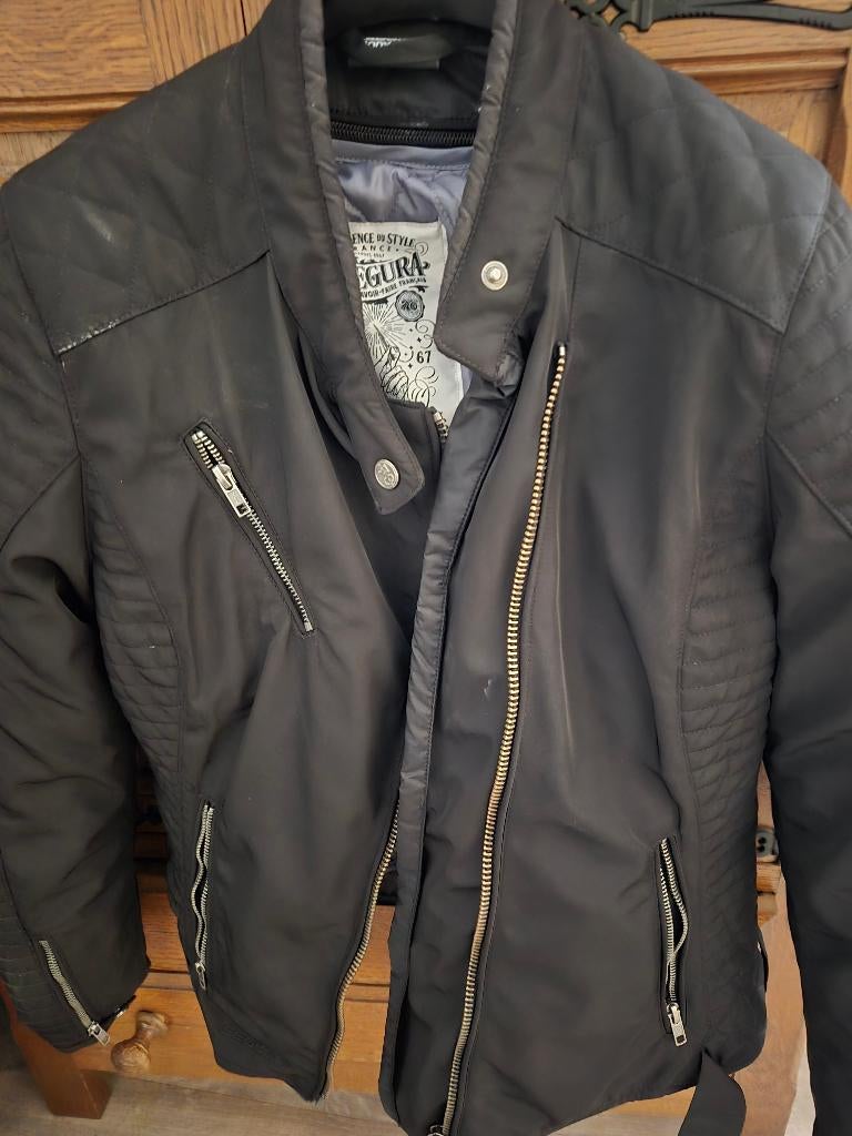 Moto veste femme, Enlèvement