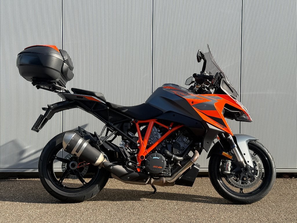 KTM 1290 Super Duke GT / Tech-Pack / Handverw. /2025 -9500km, 2 cilinders, Motorrijbewijs A, Handvatverwarming, Bedrijf