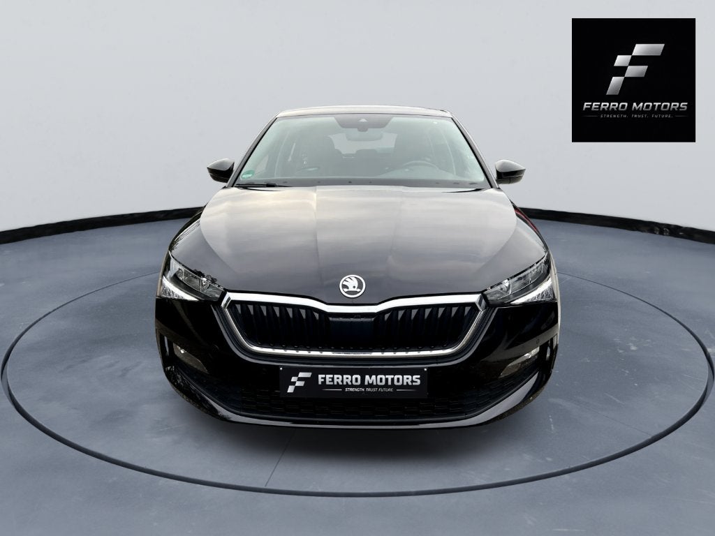 SKODA SCALA 2023 BENZINE AUTOMAAT 55DKM GARANTIE, Auto's, Automaat, Bi-Xenon koplampen, Scala, Zwart