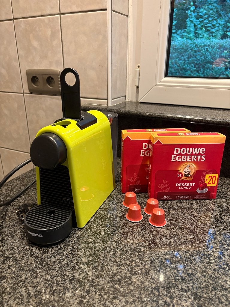 MAGIMIX Nespresso Essenza Mini vert citron, Réservoir d'eau amovible, Dosettes et capsules de café, 1 tasse, Comme neuf