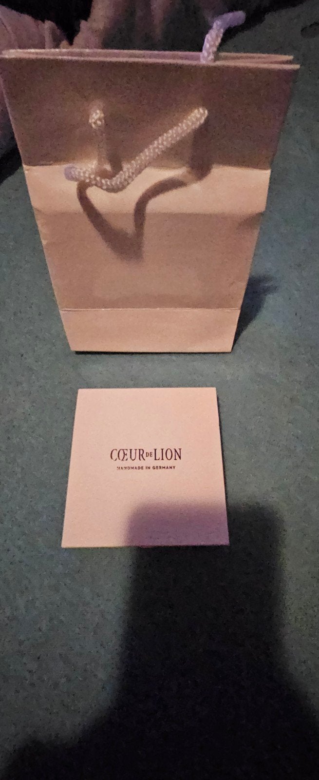 A vendre 40e bracelet cœur de lion acheté 75e chez Émilie do, Bijoux, Sacs & Beauté, Beauté | Parfums, Neuf, Enlèvement