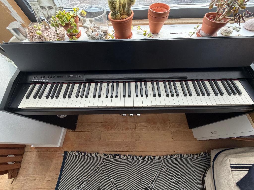 Piano Roland F-140, Musique & Instruments, Pianos, Piano, Blanc, Enlèvement
