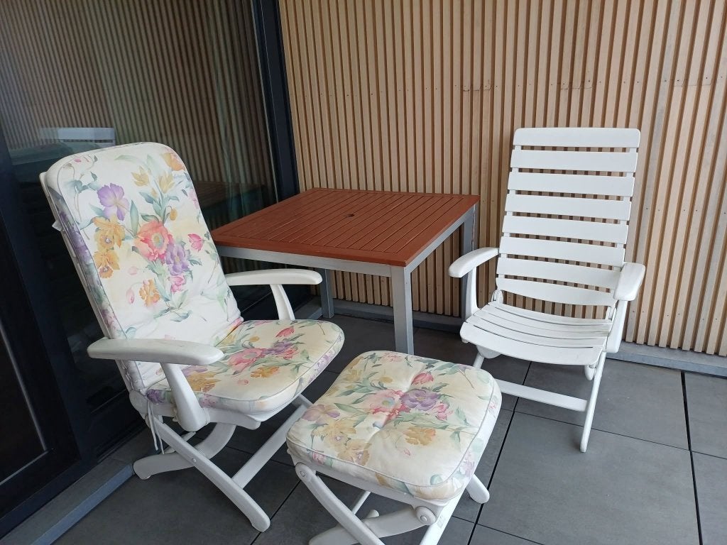 TUINMEUBELEN (tafel/2 stoelen/voetbankje, Kunststof, Gebruikt, Tuinset, Eettafel