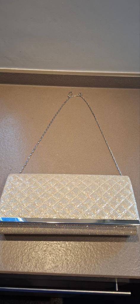 Gouden luxe clutch met schouderriem € 10, Ophalen of Verzenden