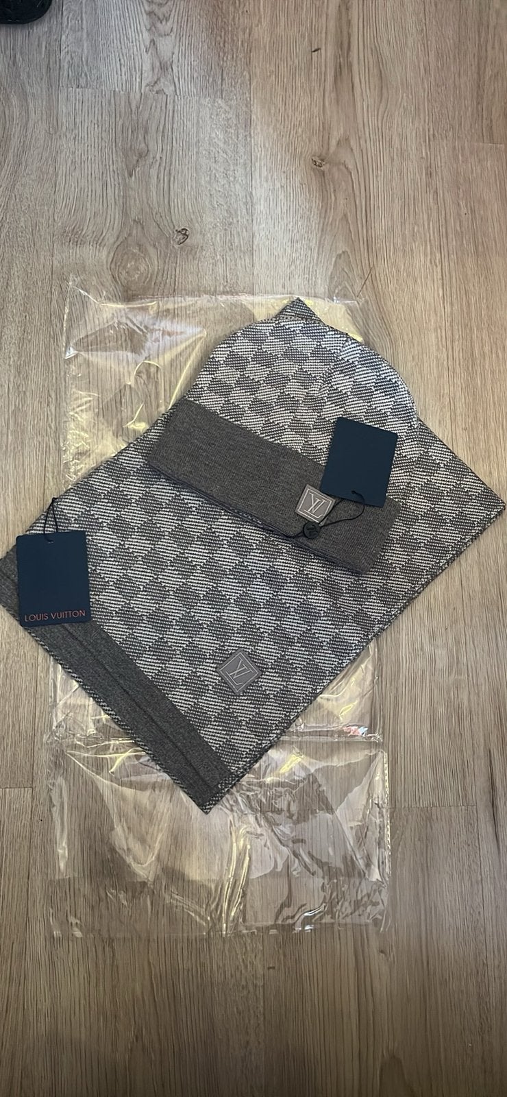 Grijs muts en sjaal set / Ensemble bonnet et écharpe gris, Ophalen of Verzenden, Zo goed als nieuw, Muts