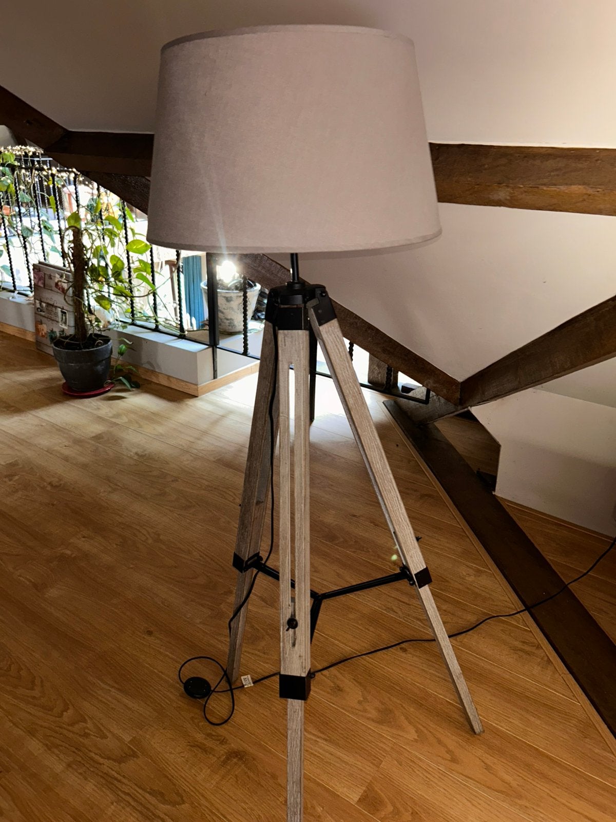 Industriële Staande Lamp op Houten Statief – 150 cm hoog, Ophalen, Zo goed als nieuw