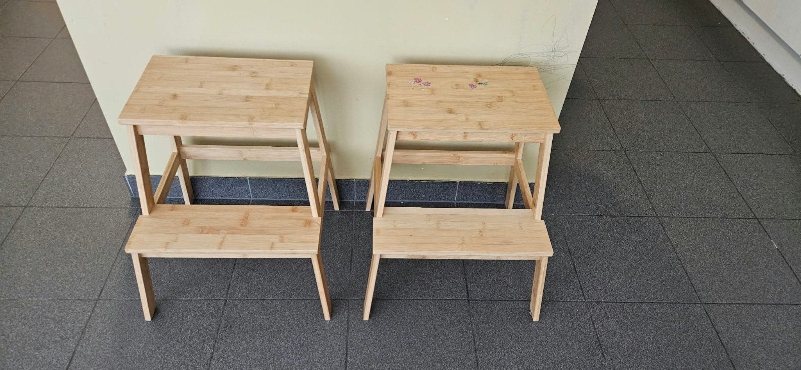 2 houten kinderkrukjes met opstap, Ophalen