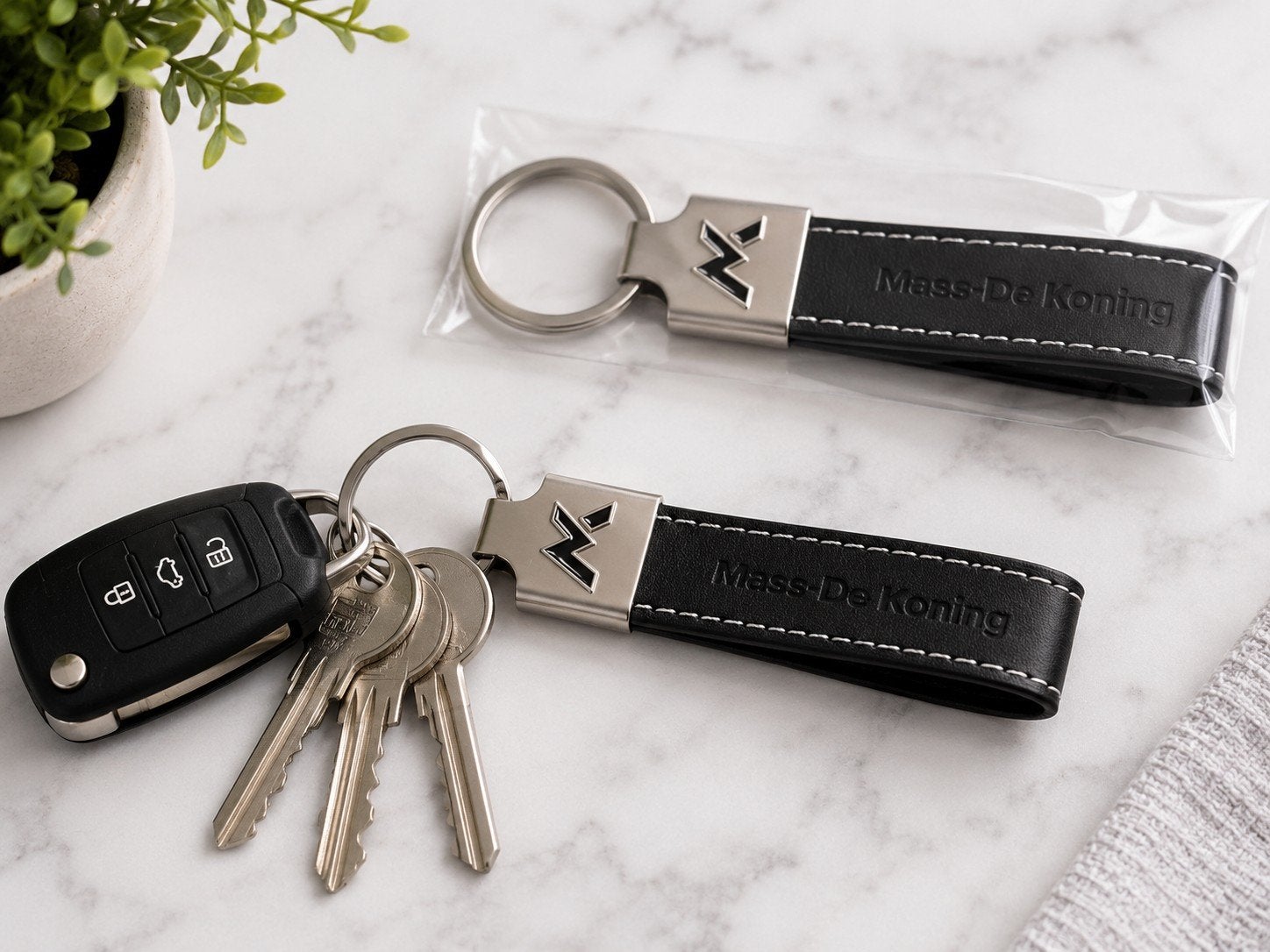 Porte-clés noir simili cuir et métal – Neuf