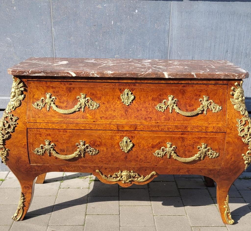 Een commode in Lodewijk XV-stijl, van vortelhout, Enlèvement