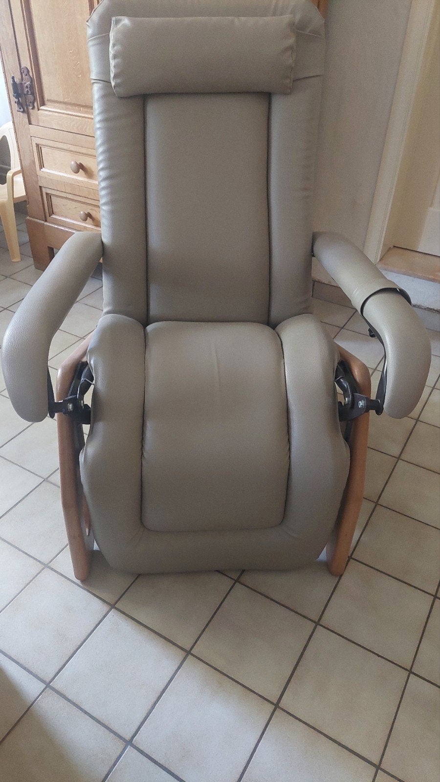 electrische relaxstoel kleur taupe merk j&a, Huis en Inrichting, Ophalen