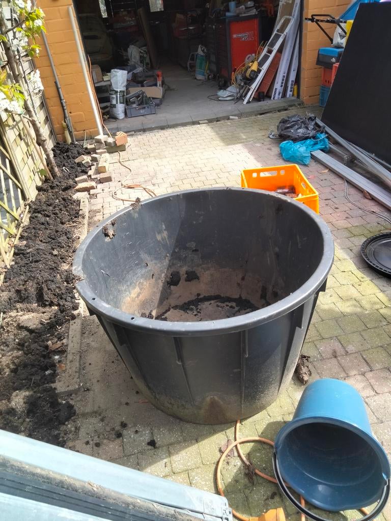 Plastieken kuipen voor planten of boom, Ophalen