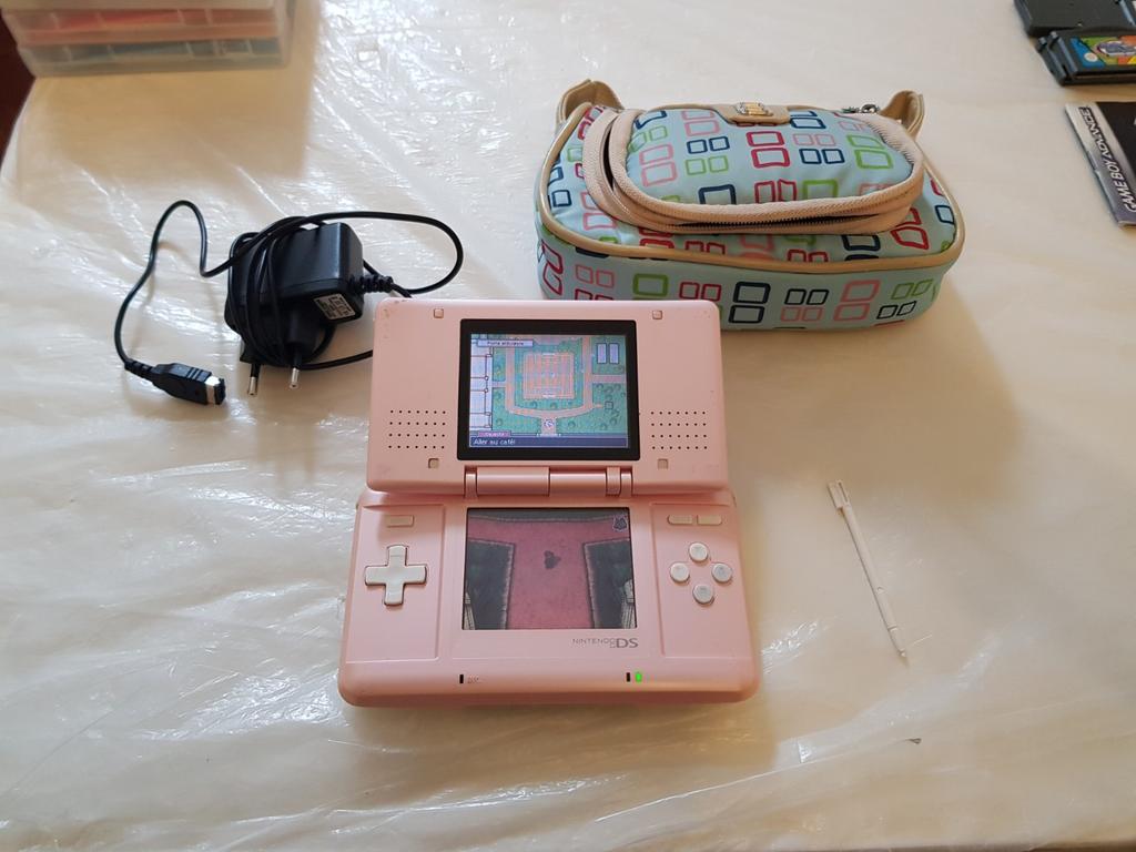 Nintendo ds roze tank met hoesje en oplader, Games en Spelcomputers, Spelcomputers | Nintendo DS, Ophalen of Verzenden, Roze