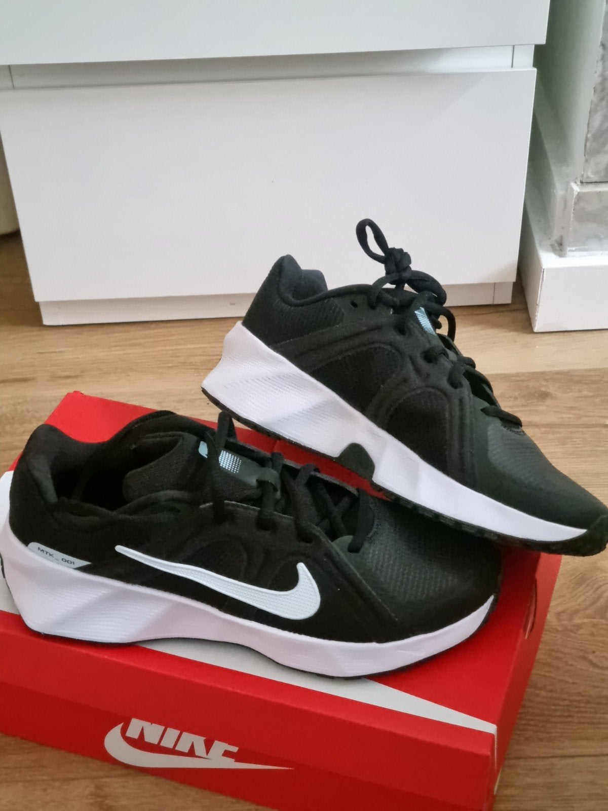 Originele Nike zwarte sneakers – maat 42,5 – met doos, Ophalen, Nieuw