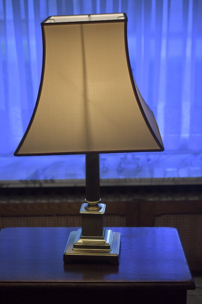Lampe de table vintage Herda en laiton — En très bon état !, Maison & Meubles, Lampe d'ambiance, Doré, Vintage, Avec abat-jour