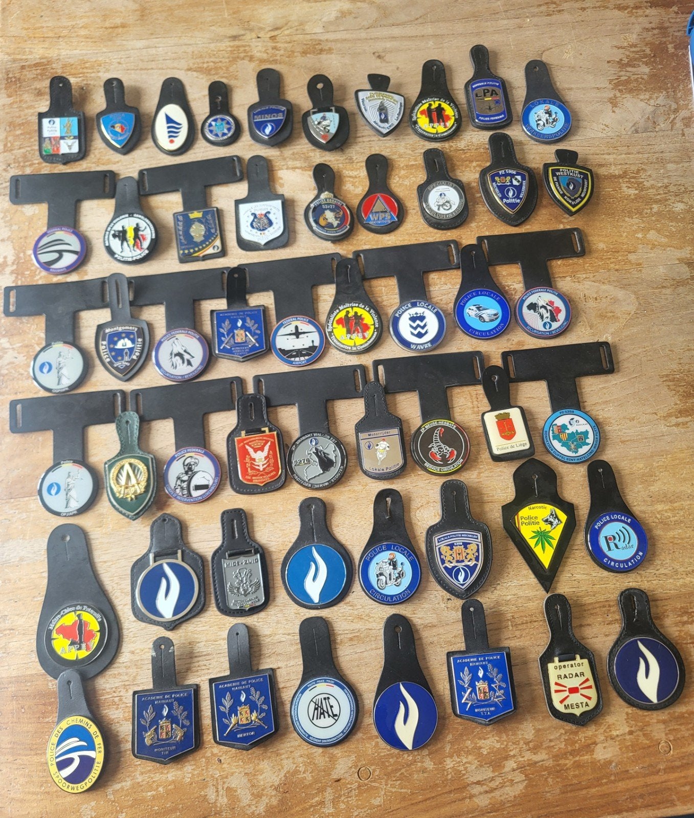 collection de 53 breloques police, Verzamelen, Speldjes, Pins en Buttons, Ophalen of Verzenden
