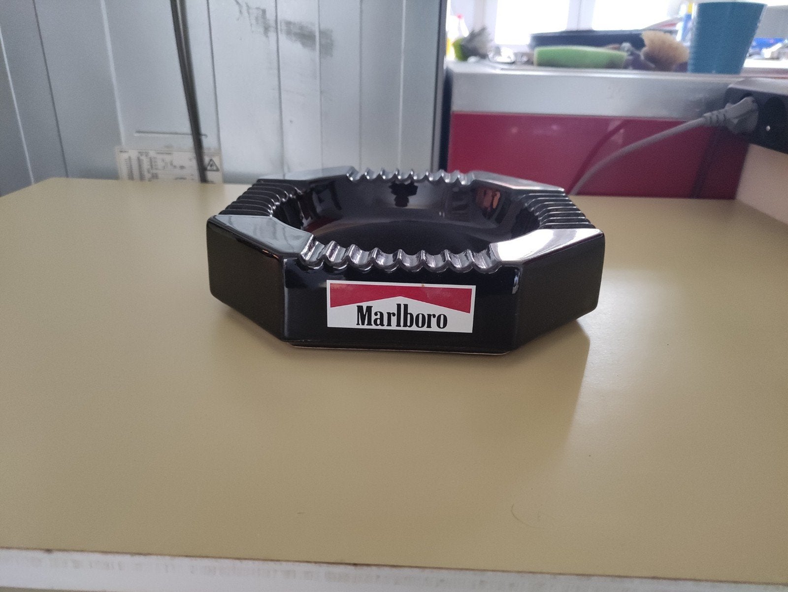 Marlboro vintage asbak, Ophalen