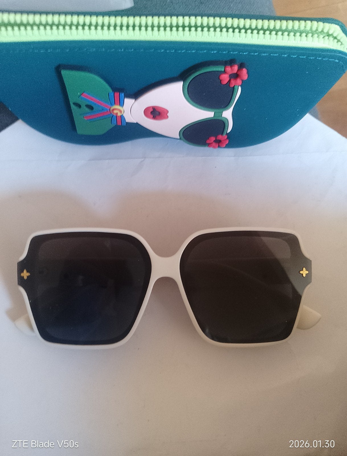 Lunettes de soleil Place Louis Vuitton. Avec étui en silicon, Enlèvement ou Envoi
