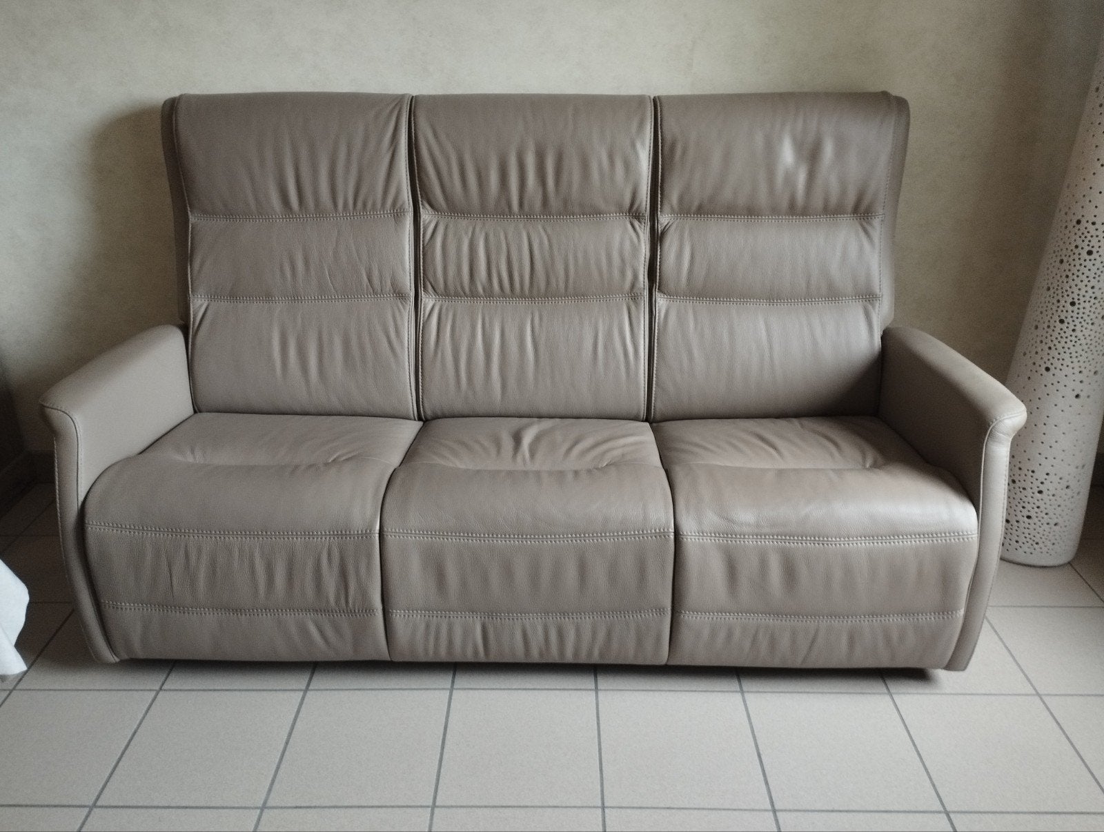 een grote zetel een driezit kleur donker beige, Huis en Inrichting, Ophalen