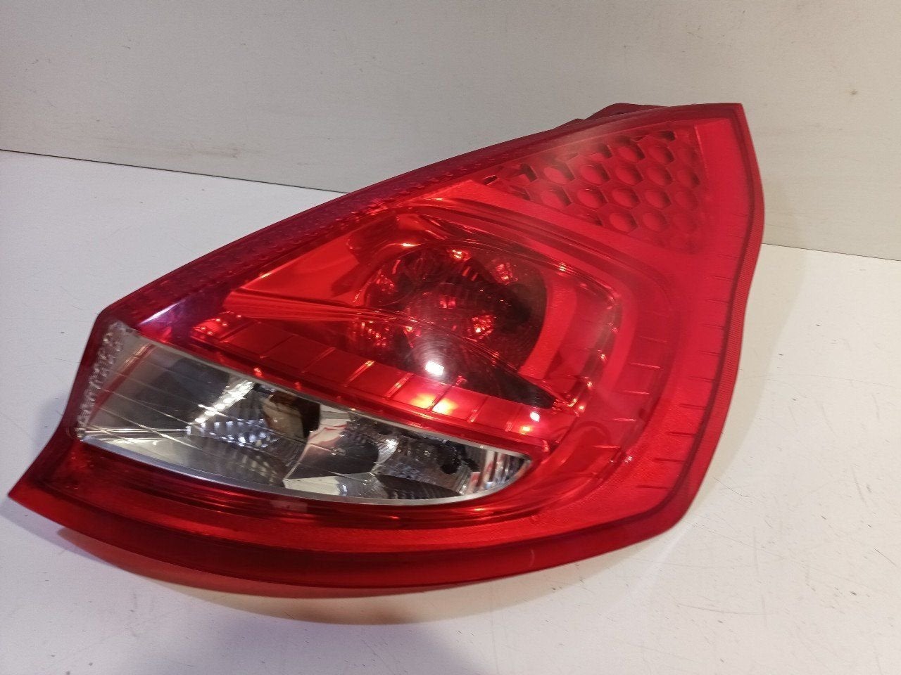 Achterlicht carrosserie rechts Ford Fiesta, Onderdelen@venauto.nl, Van der Ven Autorecycling B.V., Gebruikt, Ettenseweg 76, 4706 PB Roosendaal, The Netherlands
